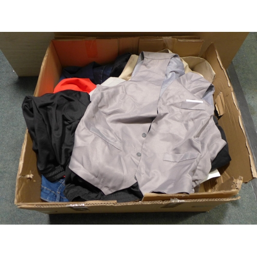 3205 - Quantity of miscellaneous trousers, shorts, etc (Mixed Sized)