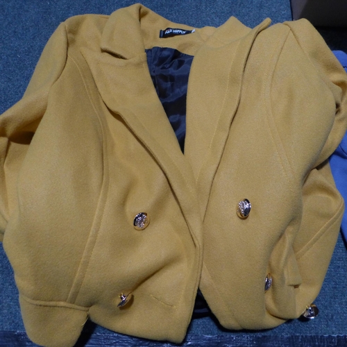 3208 - Quantity of coats and jackets (Mixed Sized)