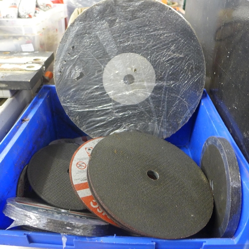 2052 - Approx 50 mixed size, unused cutting/angle grinding discs