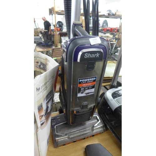 2058 - Shark Lift Away upright vacuum cleaner with 1 tool - W