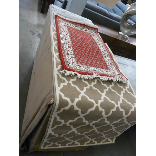 1474 - A mixed lot of four rugs - a 60 x 90cm red rug, a 70 x 140cm trellis rug, a 60 x 110cm flatweave rug... 