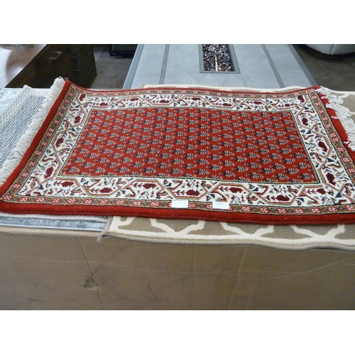 1474 - A mixed lot of four rugs - a 60 x 90cm red rug, a 70 x 140cm trellis rug, a 60 x 110cm flatweave rug... 