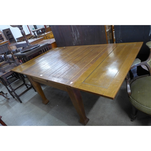 152 - An oak draw leaf table