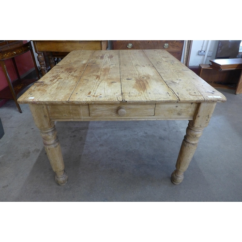 29 - A Victorian style pine single drawer farmhouse kitchen table