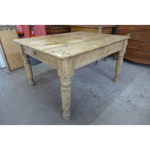 29 - A Victorian style pine single drawer farmhouse kitchen table