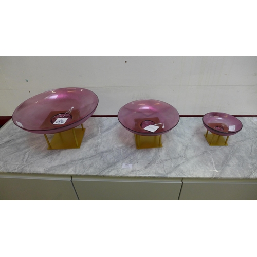 1455 - A set of three graduated bowls on gold stands