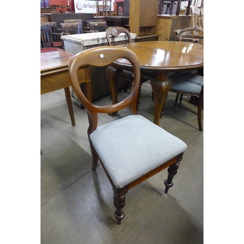 118 - A Victorian mahogany extending dining table and a Harlequin set of four dining chairs