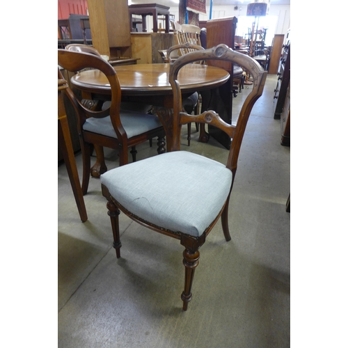 118 - A Victorian mahogany extending dining table and a Harlequin set of four dining chairs