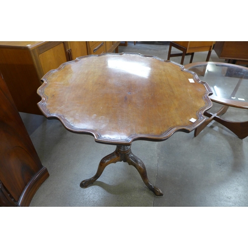 222d - A 19th Century Chippendale style mahogany birdcage action tilt-top tripod tea table