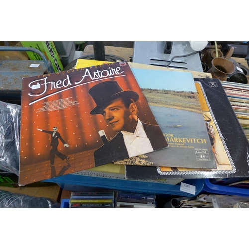 2138 - Approx 50 33 rpm/LP records: mostly 1960s/70s easy listening: Fred Astaire, Neil Diamond, Perry Como