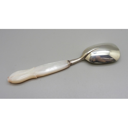 1021 - A George IV silver caddy spoon with mother of pearl handle, Birmingham 1826