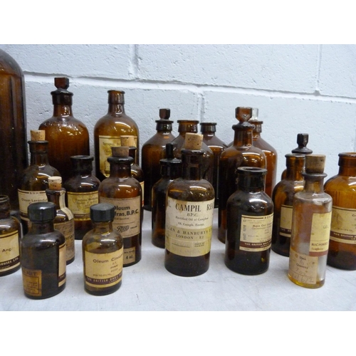 1076 - A box of brown and clear glass apothecary and poison bottles **PLEASE NOTE THIS LOT IS NOT ELIGIBLE ... 