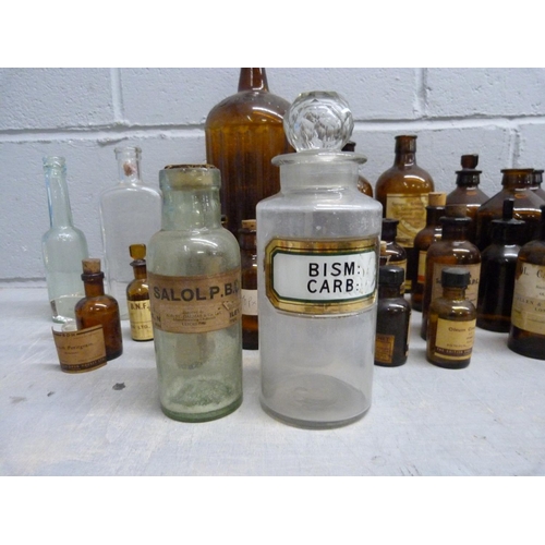 1076 - A box of brown and clear glass apothecary and poison bottles **PLEASE NOTE THIS LOT IS NOT ELIGIBLE ... 