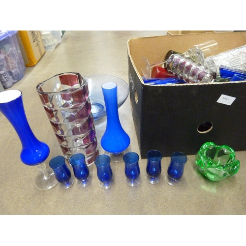 1081 - A box of mixed glassware **PLEASE NOTE THIS LOT IS NOT ELIGIBLE FOR POSTING AND PACKING**