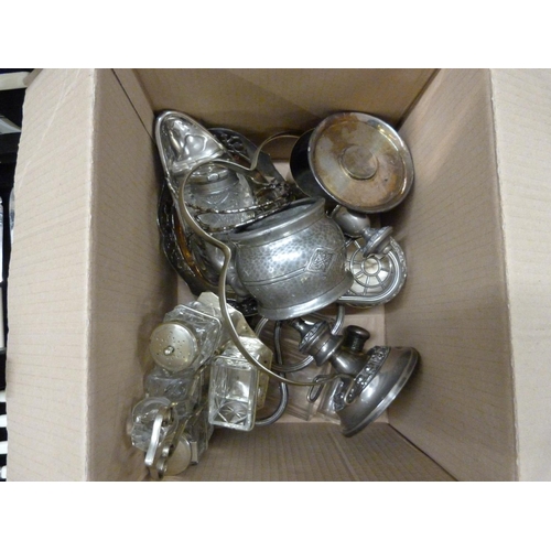 1082 - A vintage collection of plated ware including two boxed sets **PLEASE NOTE THIS LOT IS NOT ELIGIBLE ... 