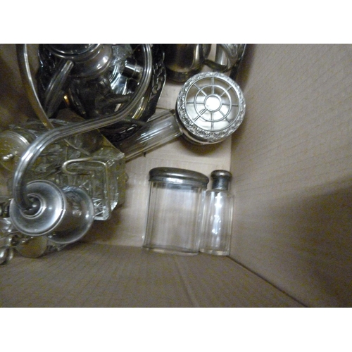 1082 - A vintage collection of plated ware including two boxed sets **PLEASE NOTE THIS LOT IS NOT ELIGIBLE ... 