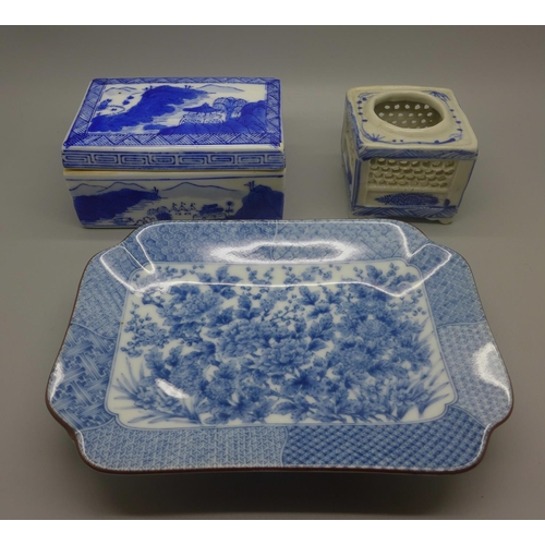 627 - Three items of oriental blue and white china