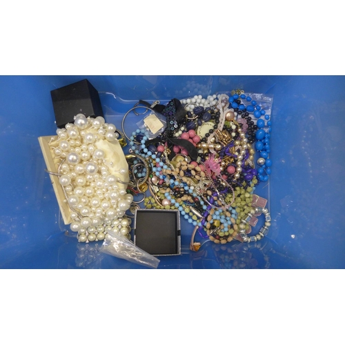 726 - A box of costume jewellery