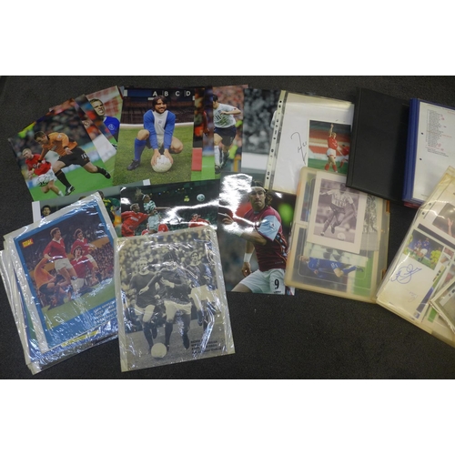 732 - A large quantity of loose autographs from former footballers, predominantly football league and a co... 