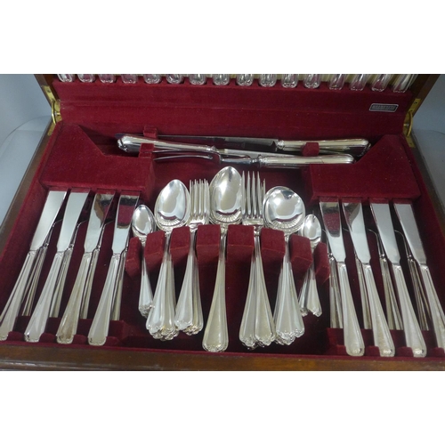 776 - An AE Poston Sheffield canteen of silver plated cutlery