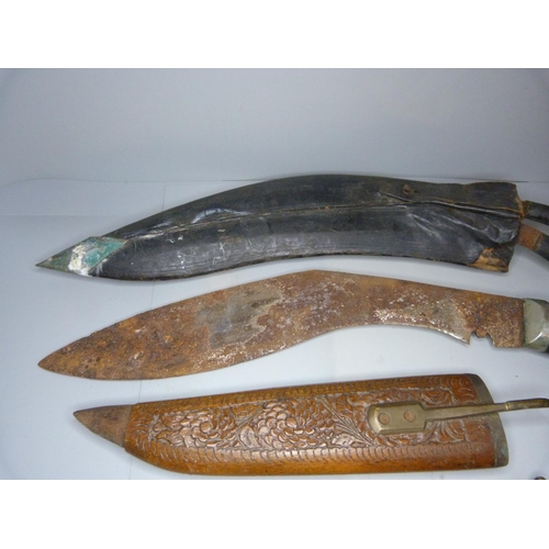 822 - Two Kukri and one dagger, Kukri blades a/f, rusty