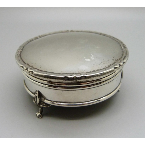 828 - A silver trinket box, Birmingham 1919, diameter 87mm