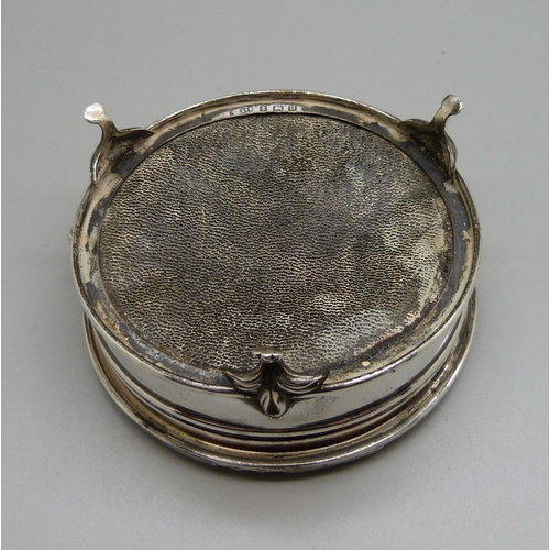 828 - A silver trinket box, Birmingham 1919, diameter 87mm