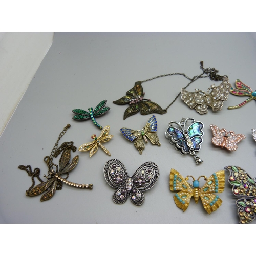 875 - Butterfly and dragonfly jewellery, one brooch lacking pin