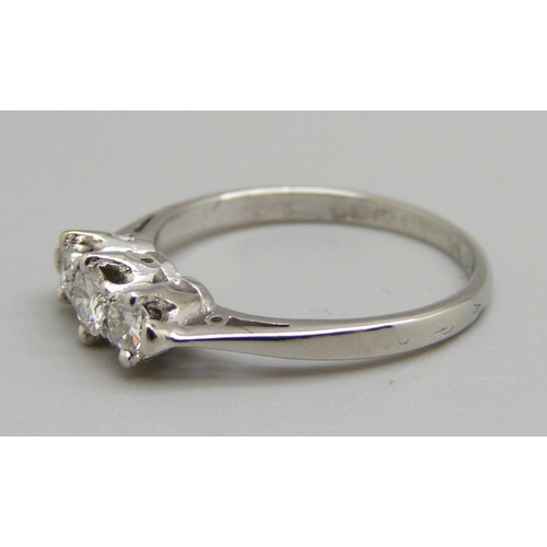 904 - A platinum set three stone diamond ring, P, 4g, diamond weight circa 0.5cts