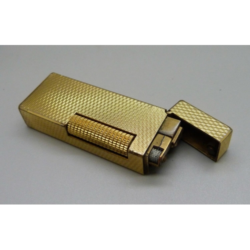 943 - A cased Dunhill lighter