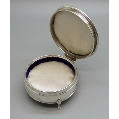 969 - A silver Art Deco trinket box with a pink enamel top, (marks worn), 61mm diameter