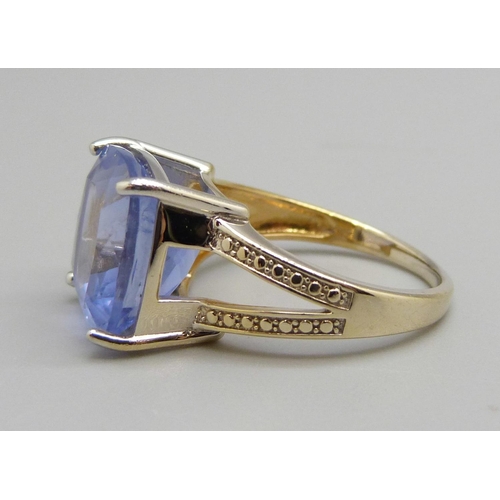 972 - A silver gilt blueberry quartz ring, N