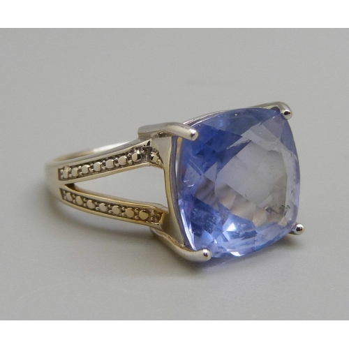 972 - A silver gilt blueberry quartz ring, N