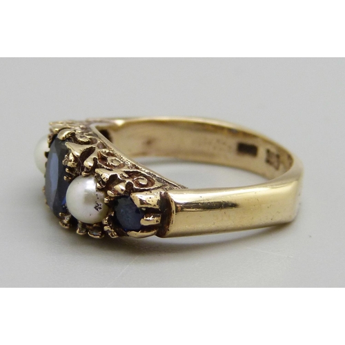 977 - A yellow metal, sapphire and pearl ring, 4.7g, M, marked 9k