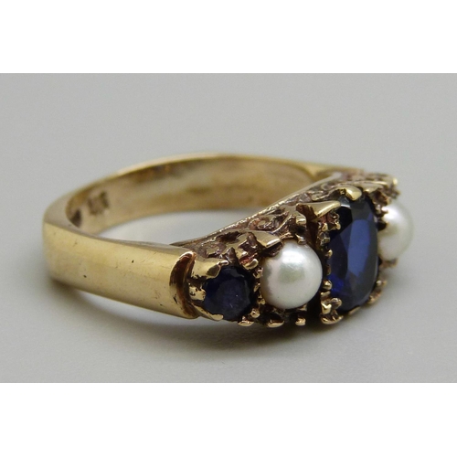 977 - A yellow metal, sapphire and pearl ring, 4.7g, M, marked 9k