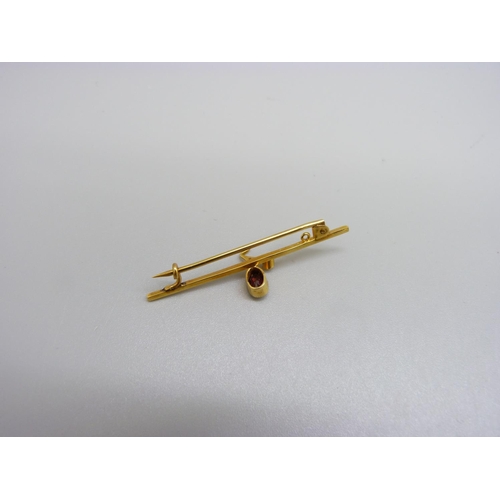 997 - A 9ct gold brooch in a vintage box, 1.9g