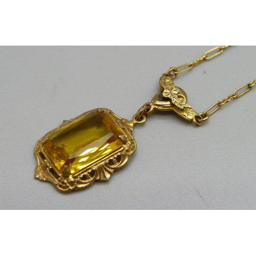 999 - A vintage pendant and chain