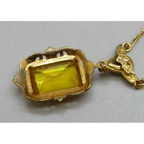 999 - A vintage pendant and chain