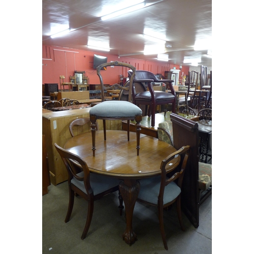 118 - A Victorian mahogany extending dining table and a Harlequin set of four dining chairs