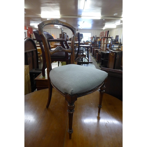 118 - A Victorian mahogany extending dining table and a Harlequin set of four dining chairs