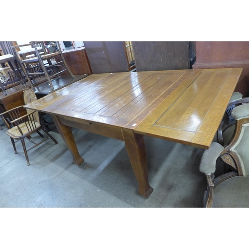 132 - An oak draw leaf table