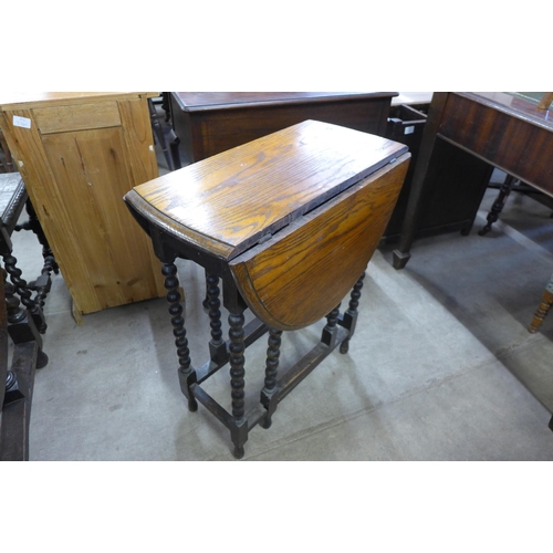 192 - An oak bobbin turned gateleg table