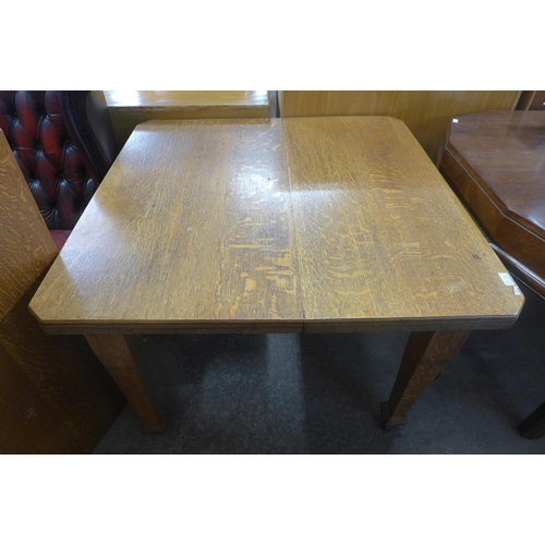 222b - An Edward VII oak dining table