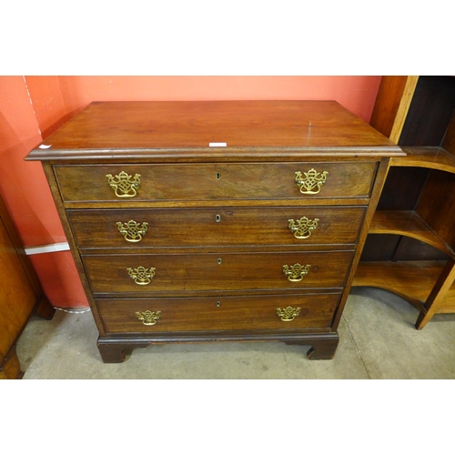 25 - A George III mahogany bachelors chest of drawers