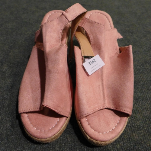 3170 - Pair of Pink open toe ladies shoes (no size),a Red fleeced dressing gown (XL), a Purple hooded dress... 