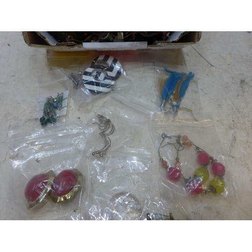 2174 - Approx 60-60 pieces of costume jewellery