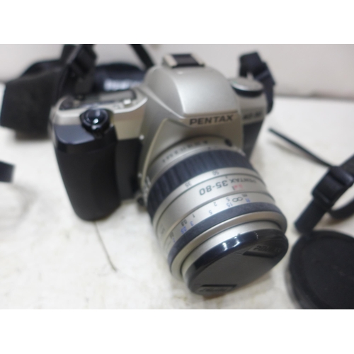 2186 - 35mm SLR camera job lot: Minolta Dynax 300si with 35-70 AF zoom lens and Dynax 500si with 28-80 AF z... 