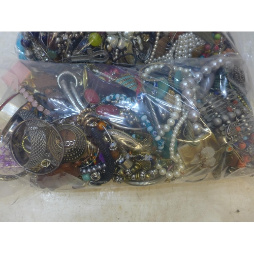 2189 - Approx 8-10kg of costume jewellery