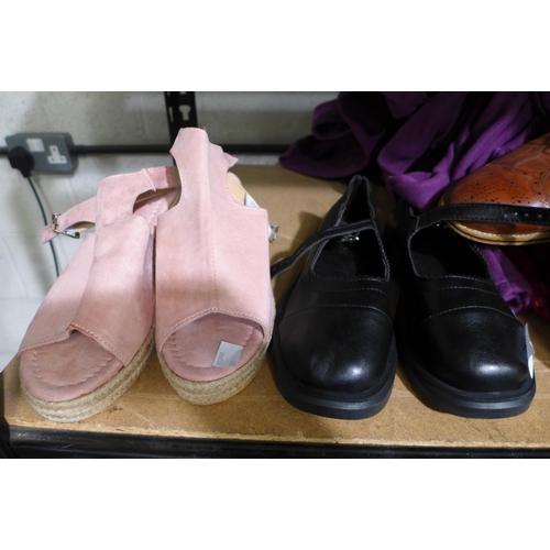 3170 - Pair of Pink open toe ladies shoes (no size),a Red fleeced dressing gown (XL), a Purple hooded dress... 