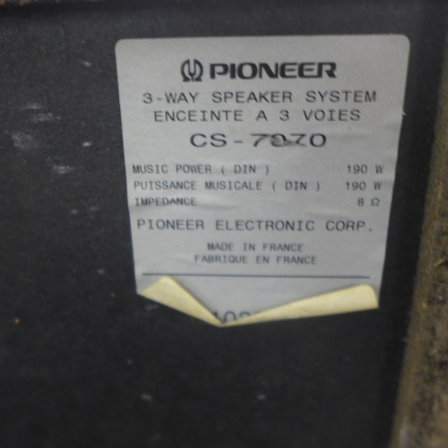 2201 - Pair of pioneer cs-7070 speakers